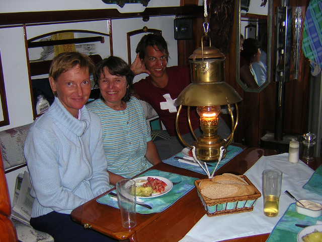 B057 Dinner auf So Long (Ute, Stefanie, Elke) 05.2004